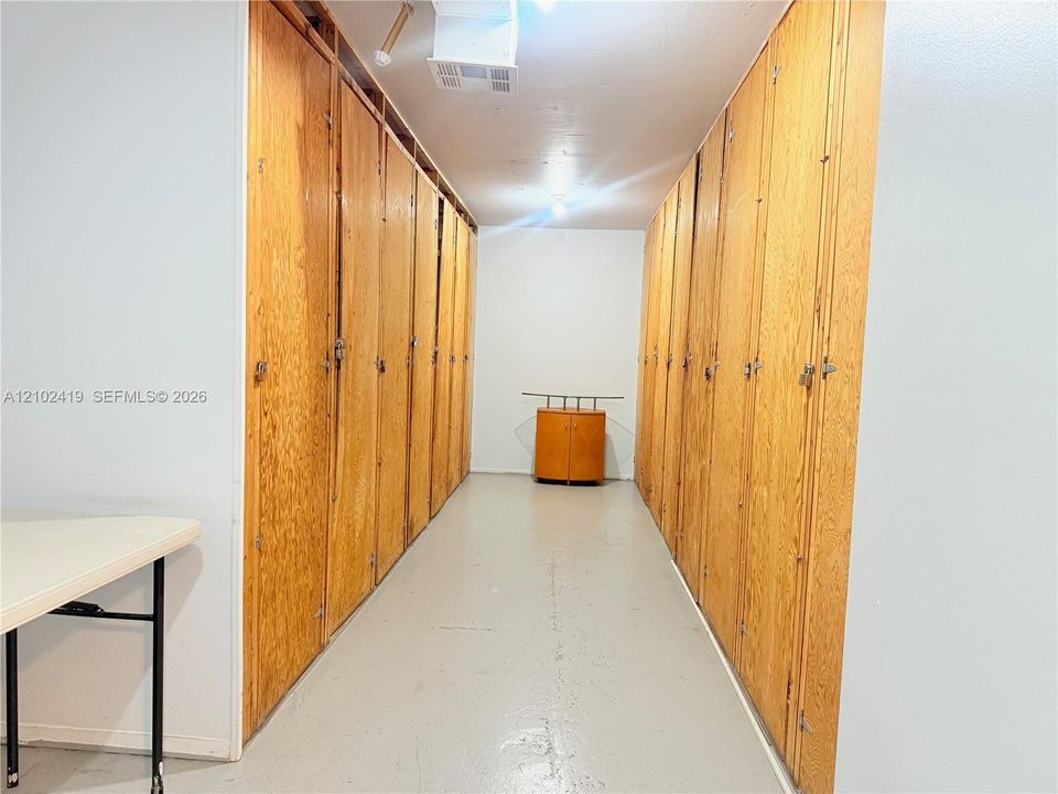 For Rent: $2,100 (1 beds, 1 baths, 900 Square Feet)