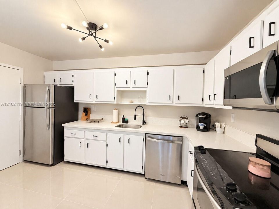 For Rent: $2,100 (1 beds, 1 baths, 900 Square Feet)
