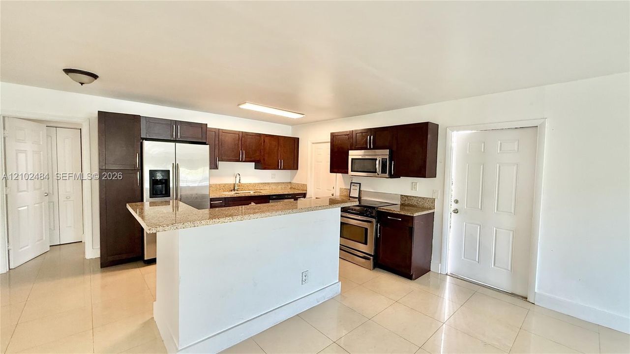 В аренду: $2,450 (3 спален, 2 ванн, 1195 Квадратных фут)