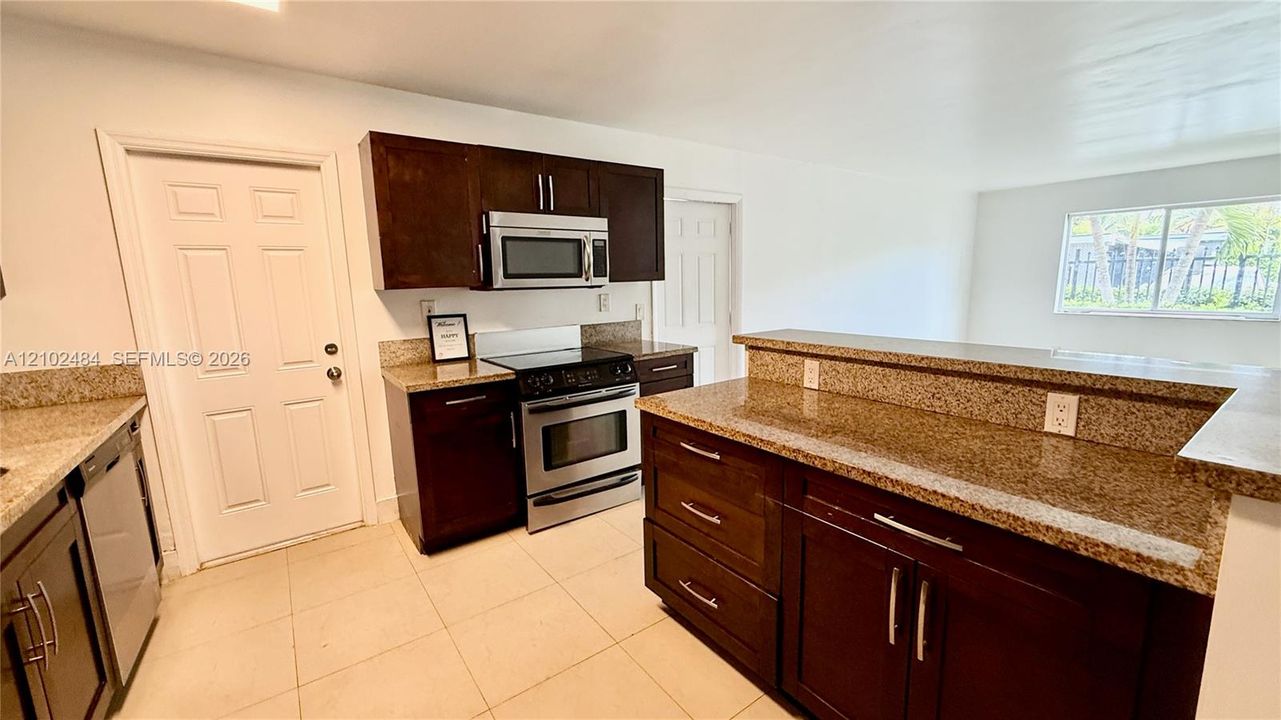 В аренду: $2,450 (3 спален, 2 ванн, 1195 Квадратных фут)