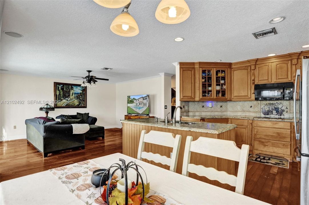 En Venta: $644,800 (4 camas, 2 baños, 2657 Pies cuadrados)