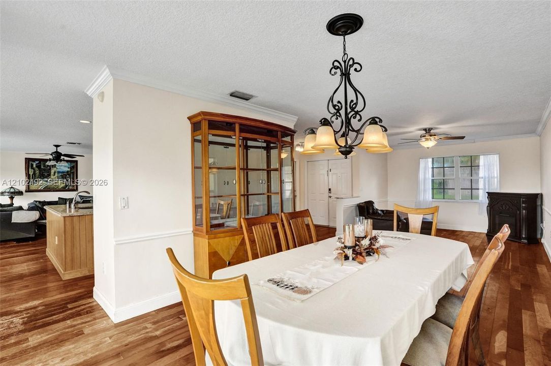 En Venta: $644,800 (4 camas, 2 baños, 2657 Pies cuadrados)
