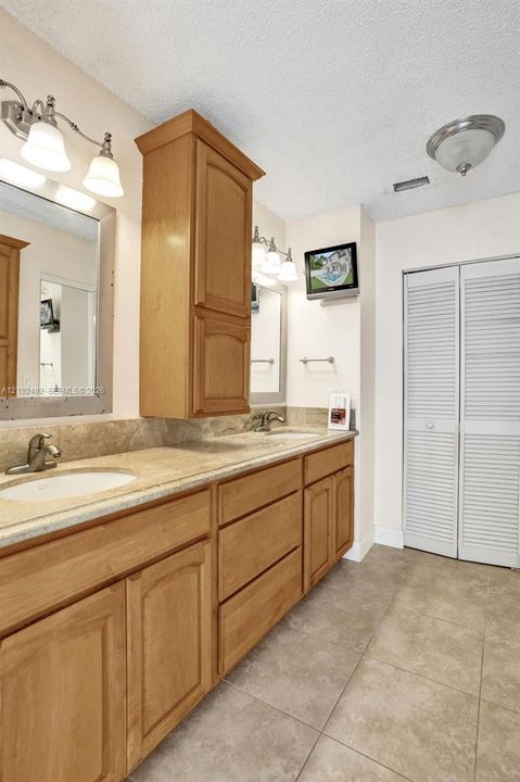 En Venta: $644,800 (4 camas, 2 baños, 2657 Pies cuadrados)