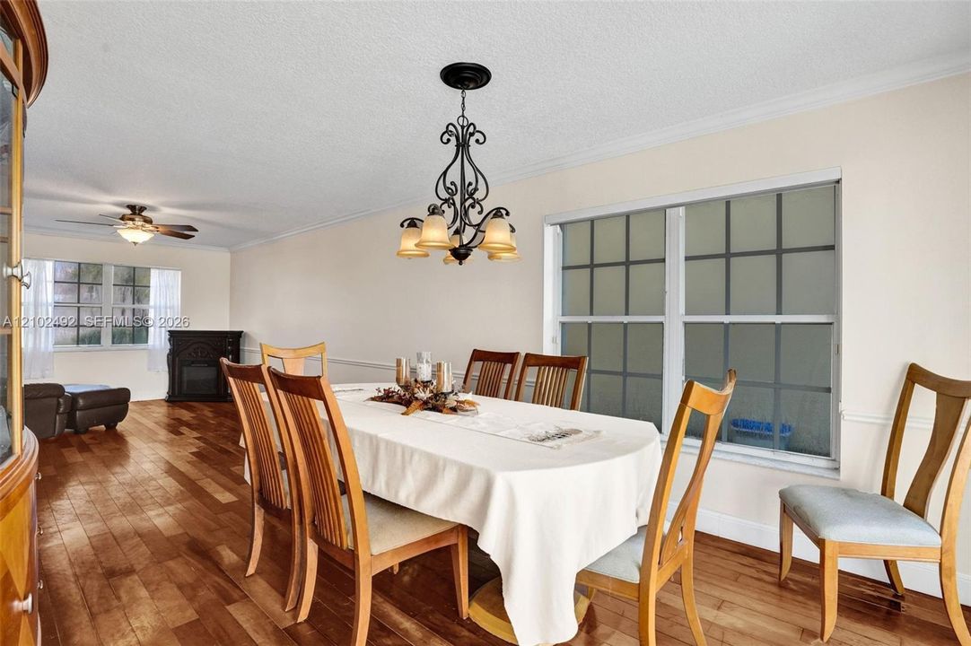 En Venta: $644,800 (4 camas, 2 baños, 2657 Pies cuadrados)