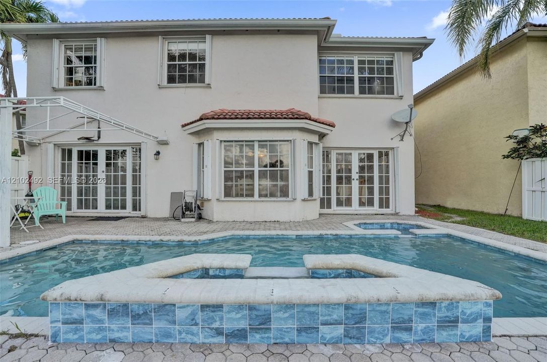 En Venta: $644,800 (4 camas, 2 baños, 2657 Pies cuadrados)