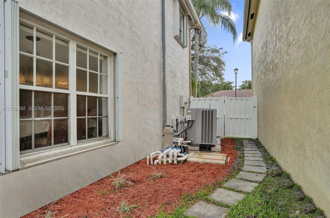 En Venta: $644,800 (4 camas, 2 baños, 2657 Pies cuadrados)