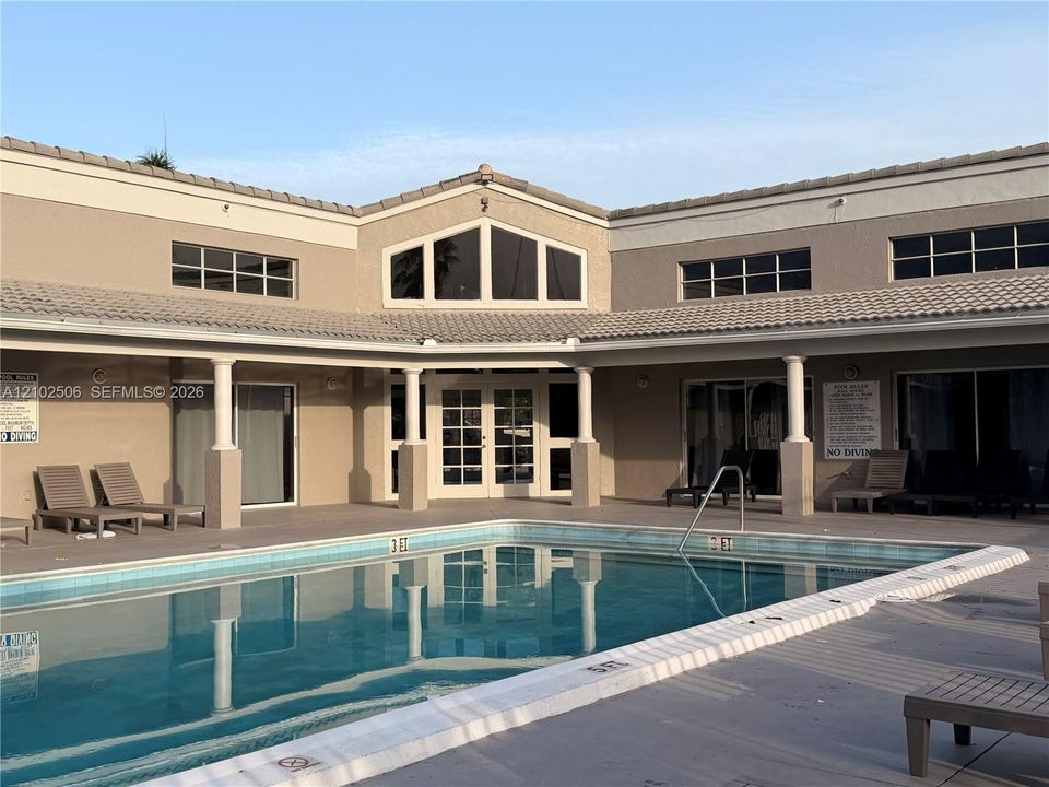 For Rent: $2,200 (2 beds, 2 baths, 916 Square Feet)