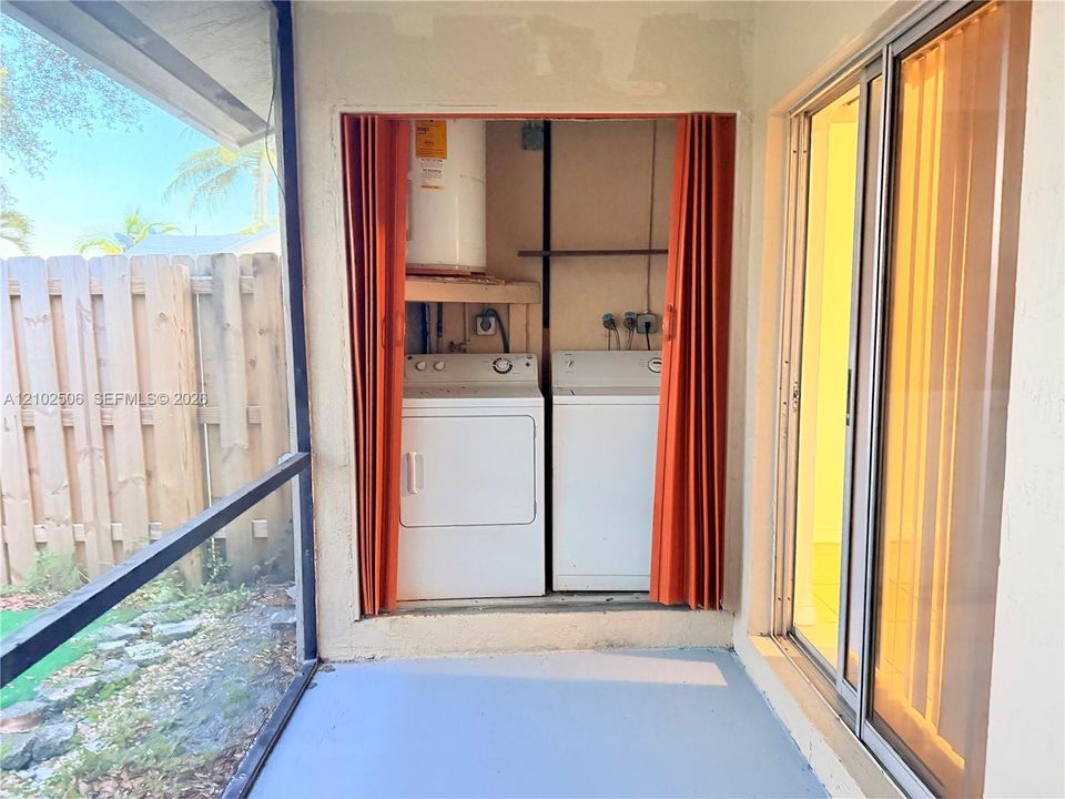 For Rent: $2,200 (2 beds, 2 baths, 916 Square Feet)