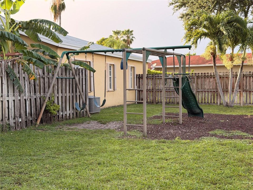 For Rent: $2,200 (2 beds, 2 baths, 916 Square Feet)