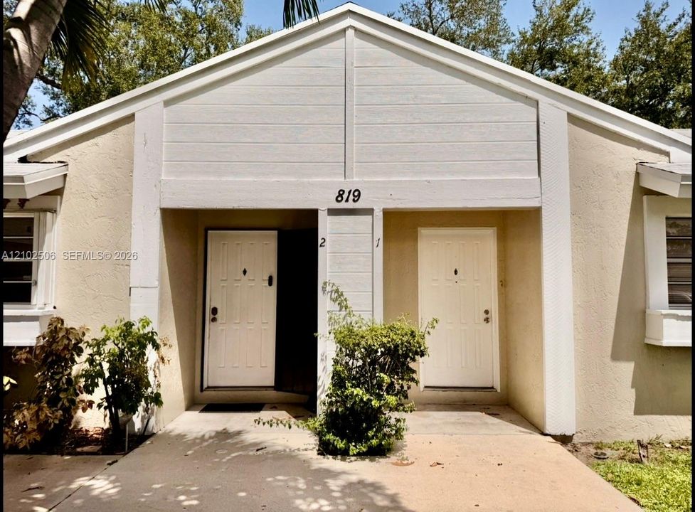 For Rent: $2,200 (2 beds, 2 baths, 916 Square Feet)