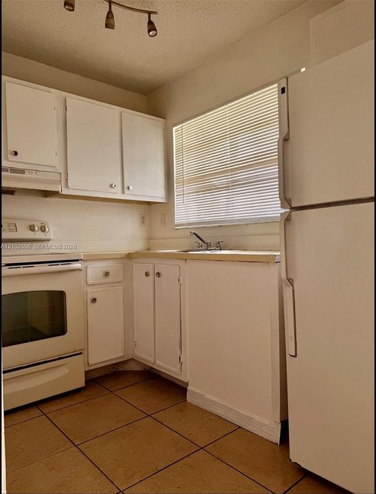 For Rent: $2,200 (2 beds, 2 baths, 916 Square Feet)
