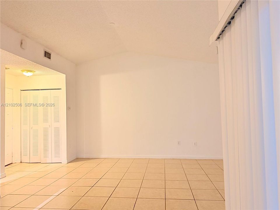 For Rent: $2,200 (2 beds, 2 baths, 916 Square Feet)
