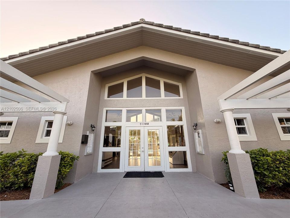 For Rent: $2,200 (2 beds, 2 baths, 916 Square Feet)
