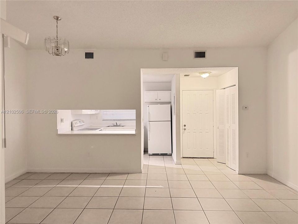 For Rent: $2,200 (2 beds, 2 baths, 916 Square Feet)
