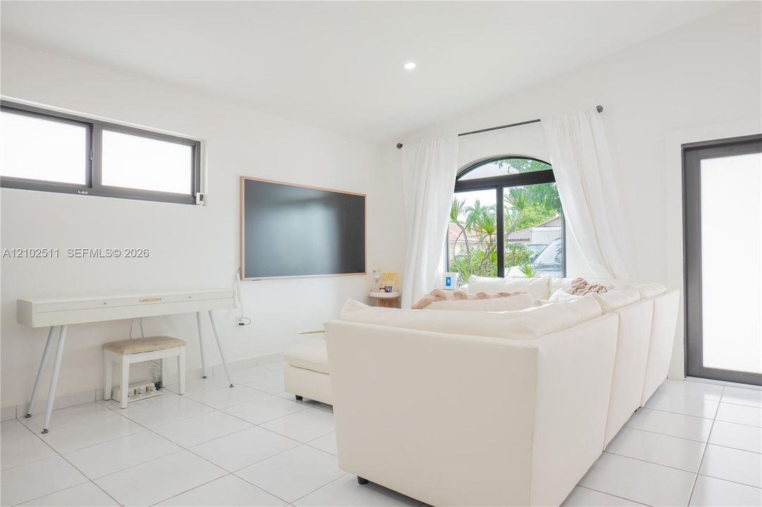 En Venta: $700,000 (3 camas, 3 baños, 1471 Pies cuadrados)