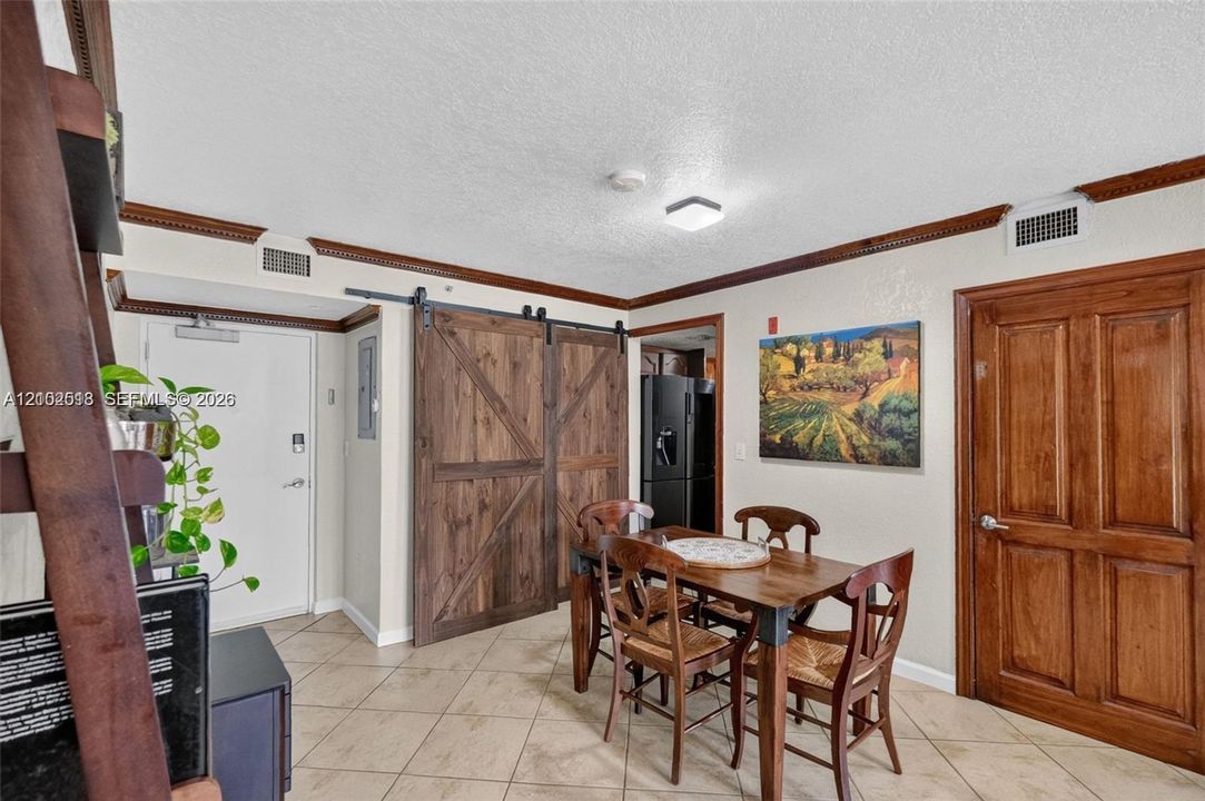 合同活跃: $2,200 (2 贝兹, 2 浴室, 865 平方英尺)