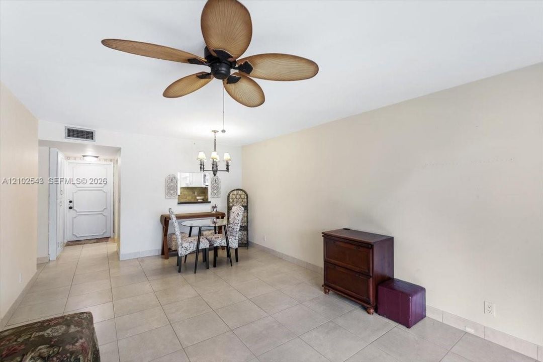 For Sale: $199,000 (1 beds, 1 baths, 700 Square Feet)