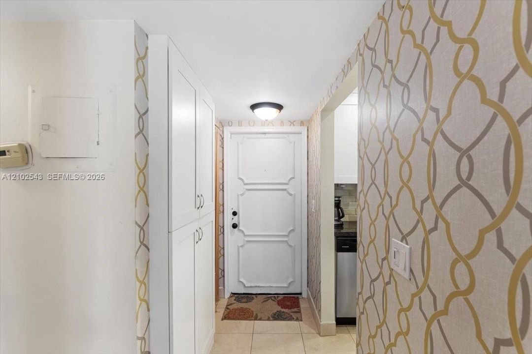 For Sale: $199,000 (1 beds, 1 baths, 700 Square Feet)