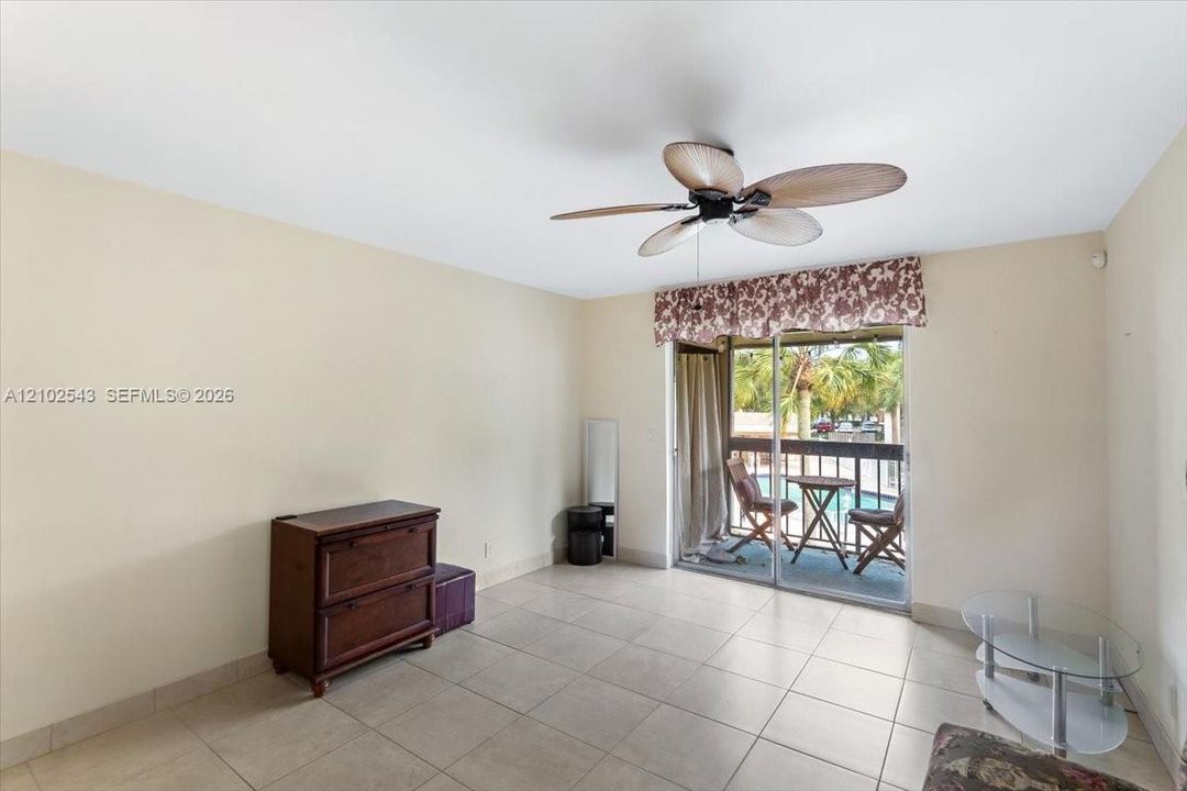 For Sale: $199,000 (1 beds, 1 baths, 700 Square Feet)