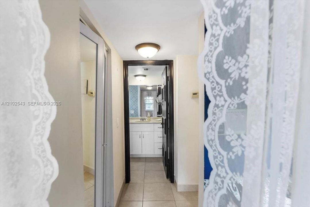 For Sale: $199,000 (1 beds, 1 baths, 700 Square Feet)