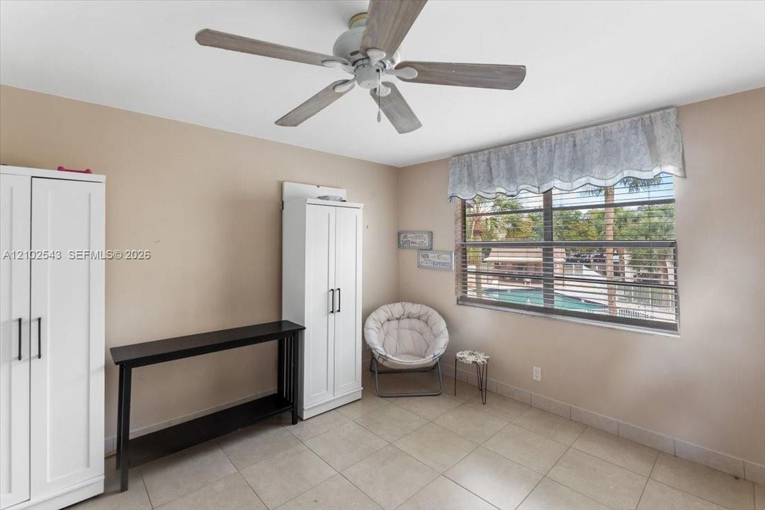 For Sale: $199,000 (1 beds, 1 baths, 700 Square Feet)