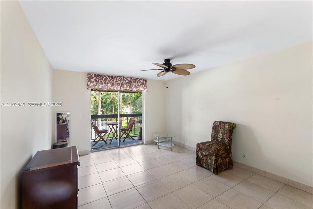 For Sale: $199,000 (1 beds, 1 baths, 700 Square Feet)