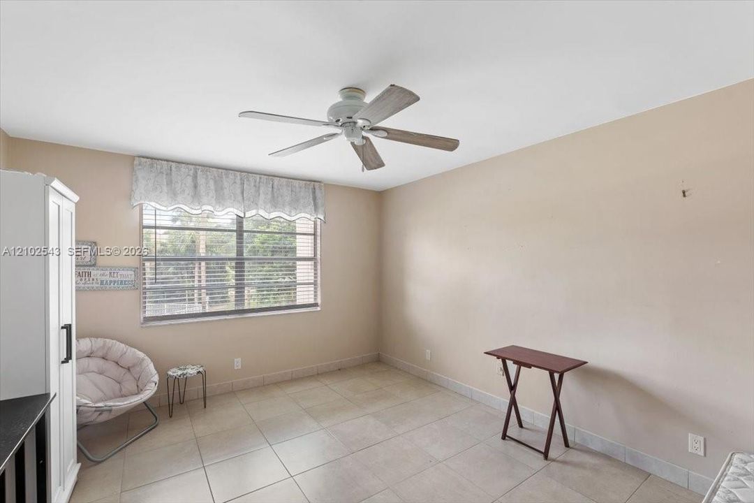 For Sale: $199,000 (1 beds, 1 baths, 700 Square Feet)