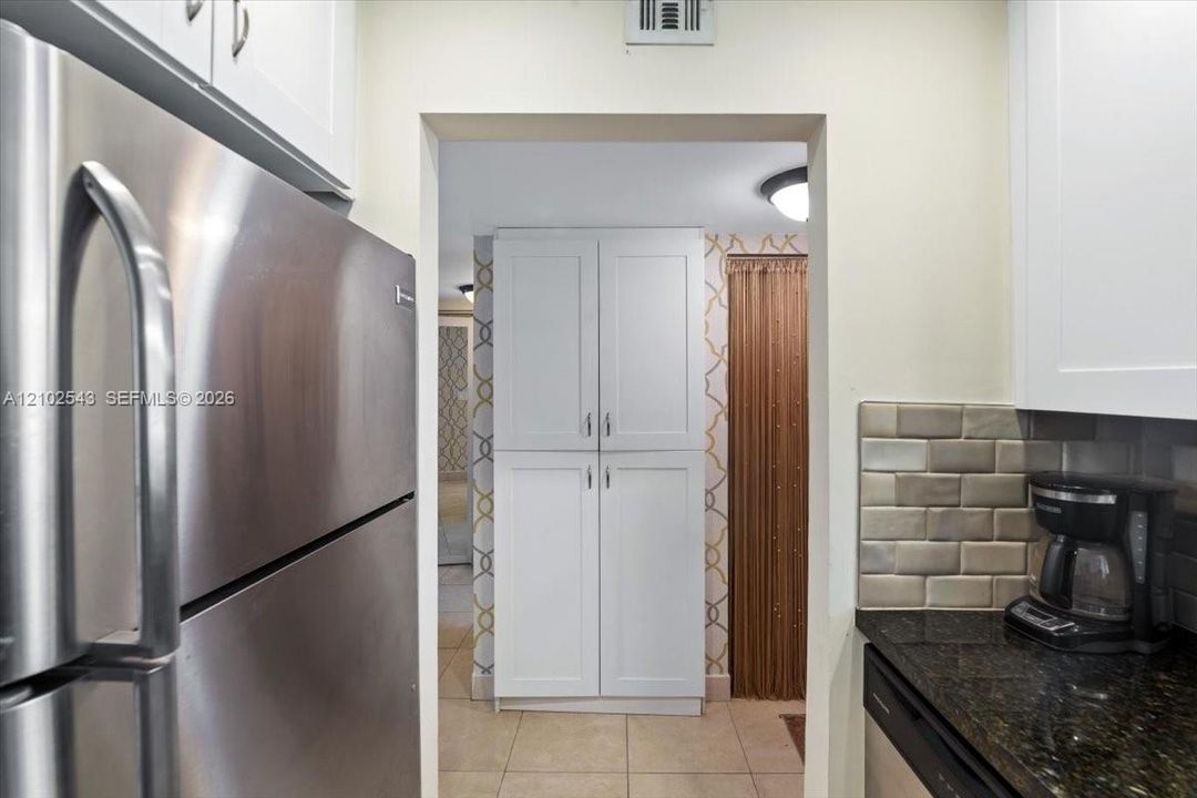 For Sale: $199,000 (1 beds, 1 baths, 700 Square Feet)