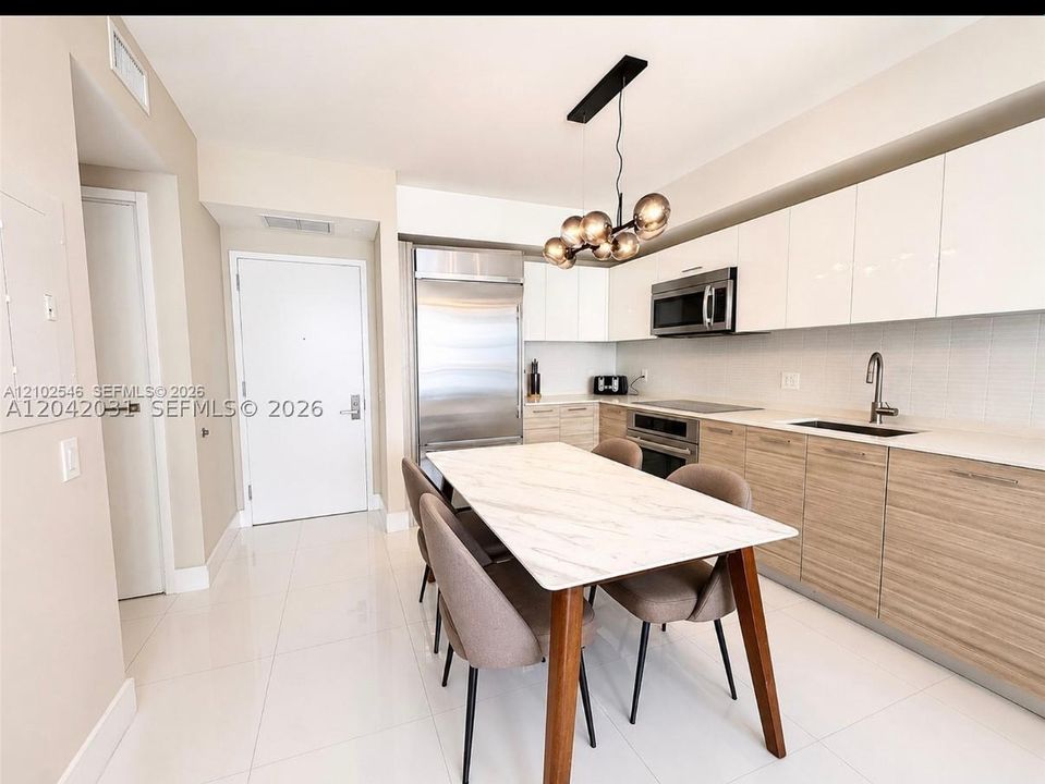 For Rent: $4,500 (1 beds, 1 baths, 696 Square Feet)