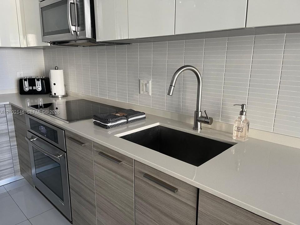 For Rent: $4,500 (1 beds, 1 baths, 696 Square Feet)