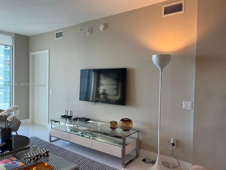 For Rent: $4,500 (1 beds, 1 baths, 696 Square Feet)