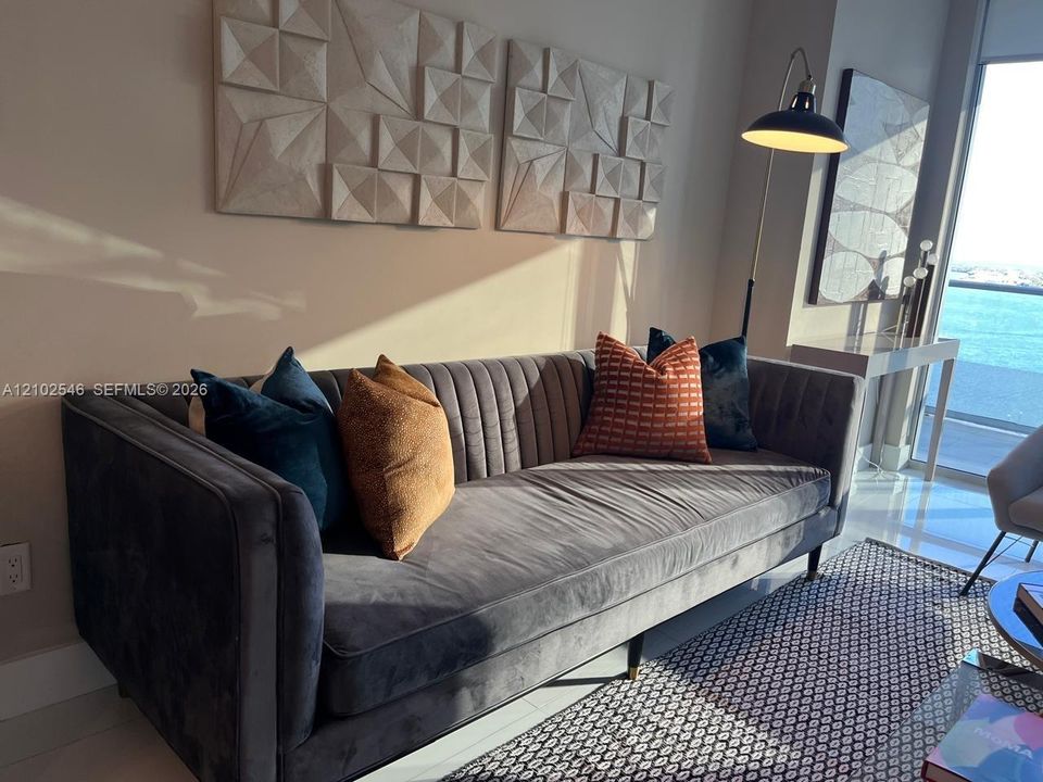 For Rent: $4,500 (1 beds, 1 baths, 696 Square Feet)