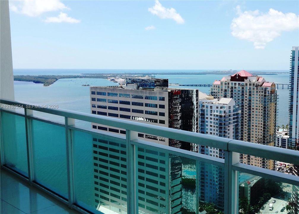 For Sale: $725,000 (2 beds, 2 baths, 1101 Square Feet)