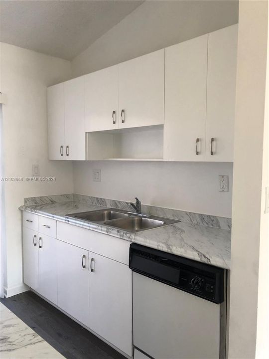 For Rent: $2,200 (2 beds, 2 baths, 800 Square Feet)