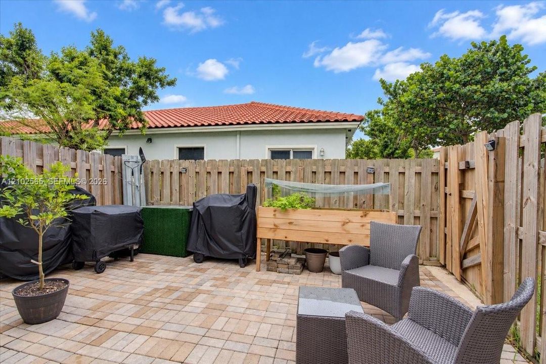 В аренду: $2,600 (3 спален, 2 ванн, 1433 Квадратных фут)
