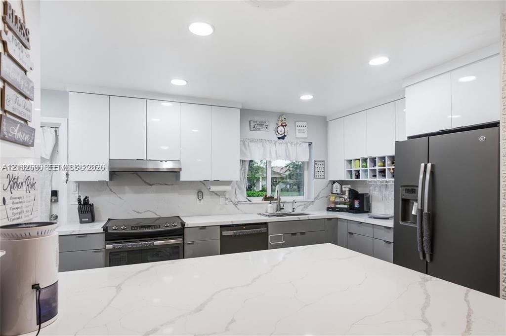На продажу: $679,999 (3 спален, 2 ванн, 2050 Квадратных фут)
