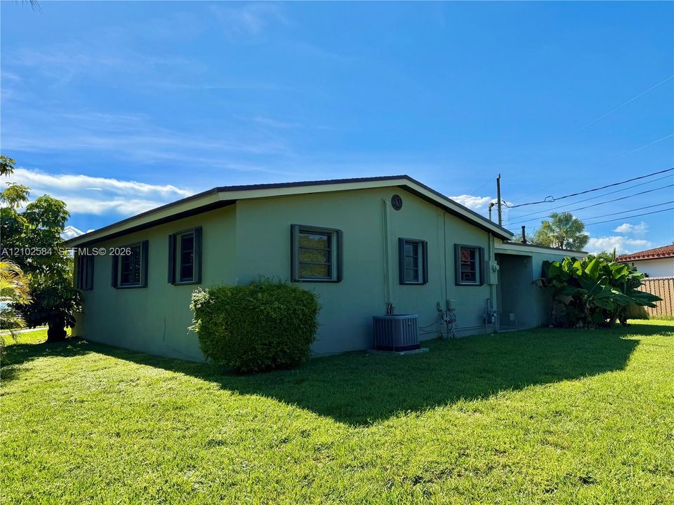 For Sale: $549,000 (3 beds, 1 baths, 980 Square Feet)