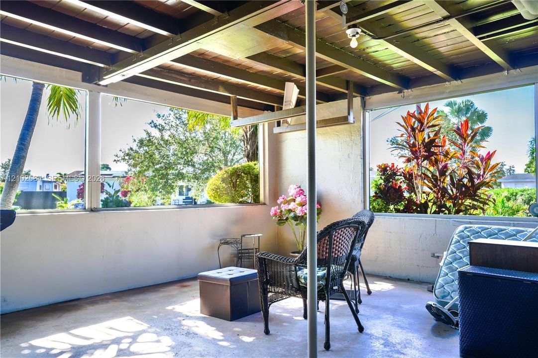 For Sale: $549,000 (3 beds, 1 baths, 980 Square Feet)