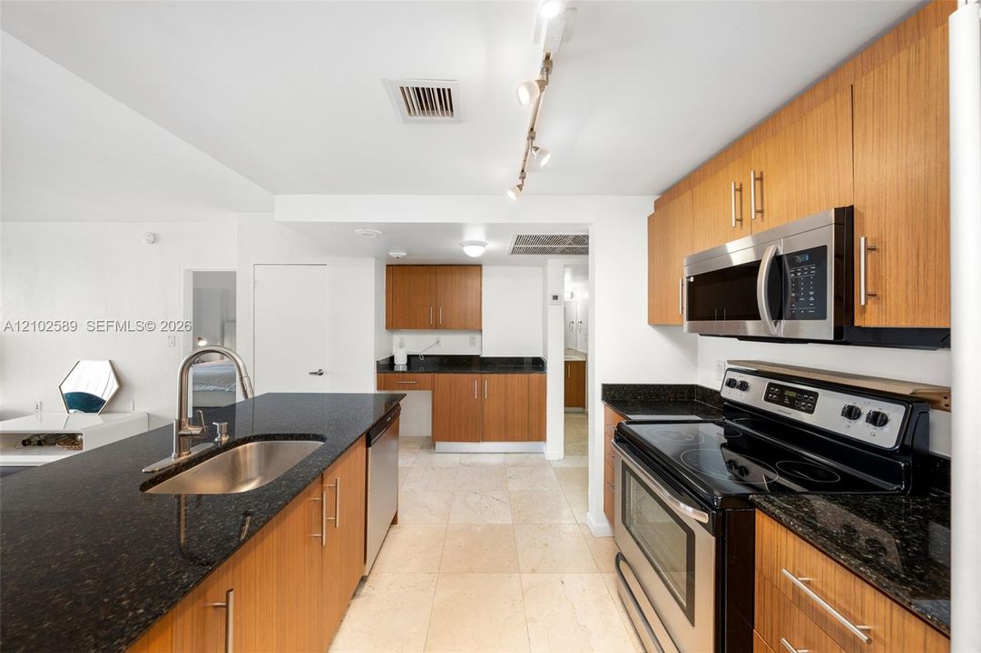 For Rent: $3,700 (1 beds, 1 baths, 896 Square Feet)