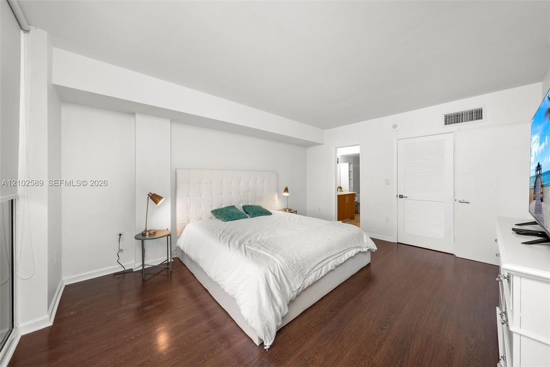 For Rent: $3,700 (1 beds, 1 baths, 896 Square Feet)