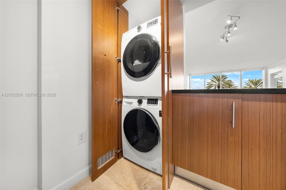 For Rent: $3,700 (1 beds, 1 baths, 896 Square Feet)