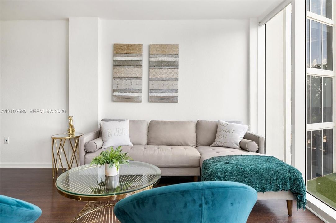 For Rent: $3,700 (1 beds, 1 baths, 896 Square Feet)