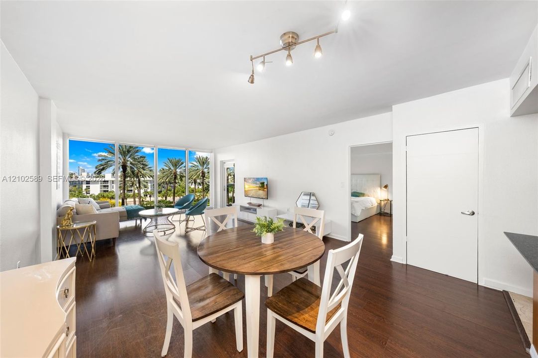 For Rent: $3,700 (1 beds, 1 baths, 896 Square Feet)