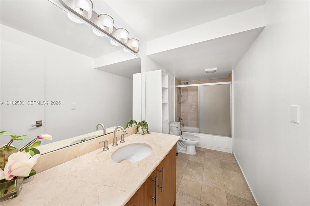 For Rent: $3,700 (1 beds, 1 baths, 896 Square Feet)