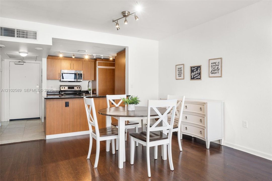 For Rent: $3,700 (1 beds, 1 baths, 896 Square Feet)