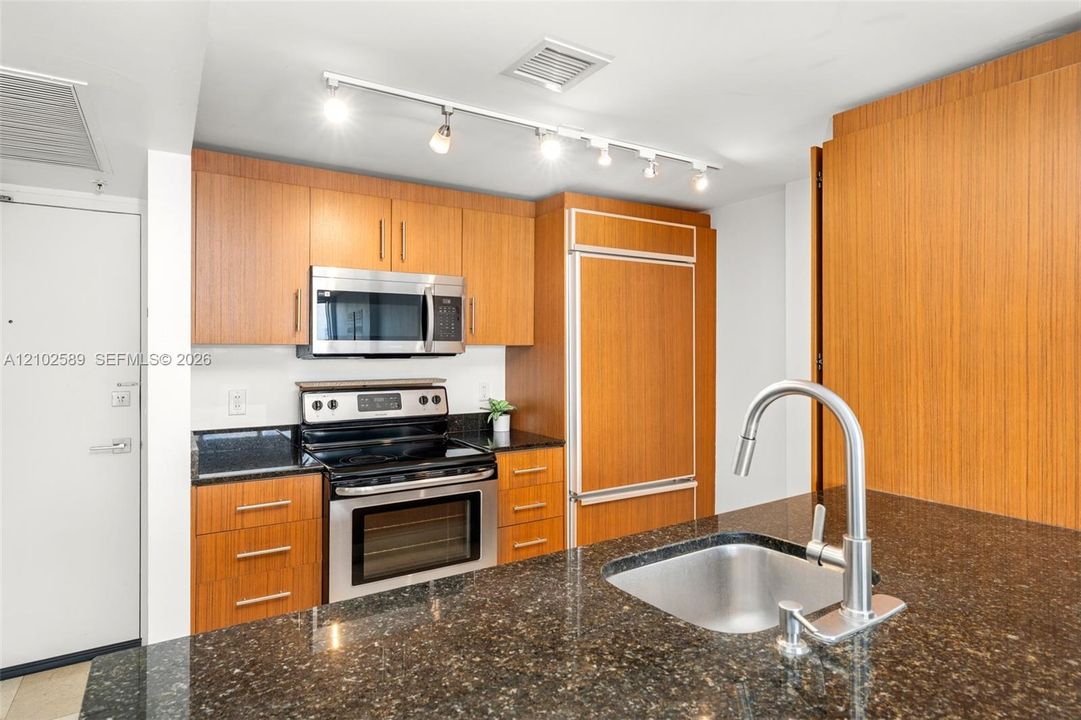 For Rent: $3,700 (1 beds, 1 baths, 896 Square Feet)