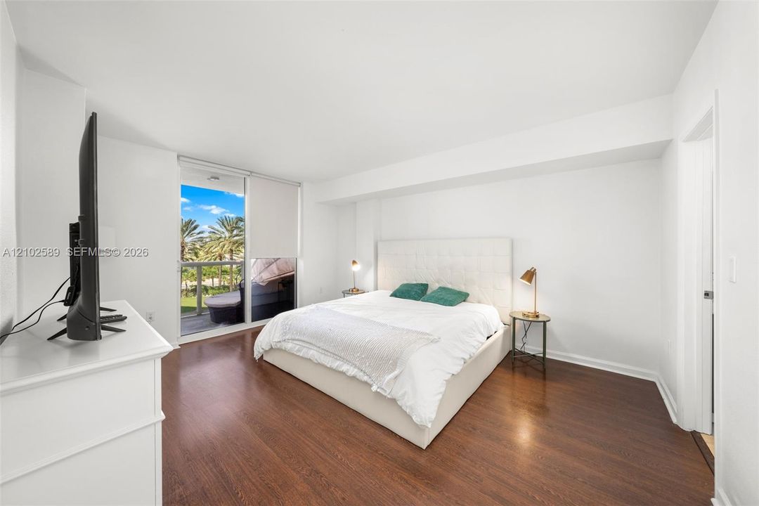 For Rent: $3,700 (1 beds, 1 baths, 896 Square Feet)