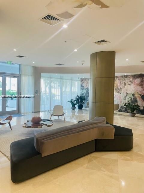 For Rent: $3,700 (1 beds, 1 baths, 896 Square Feet)
