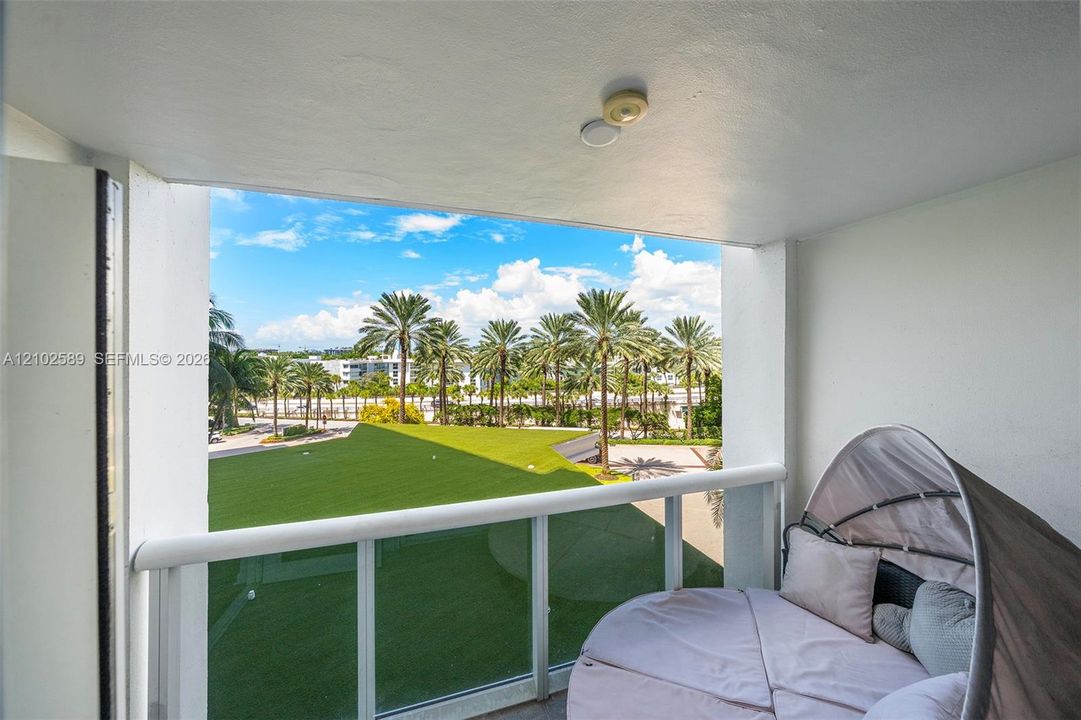 For Rent: $3,700 (1 beds, 1 baths, 896 Square Feet)