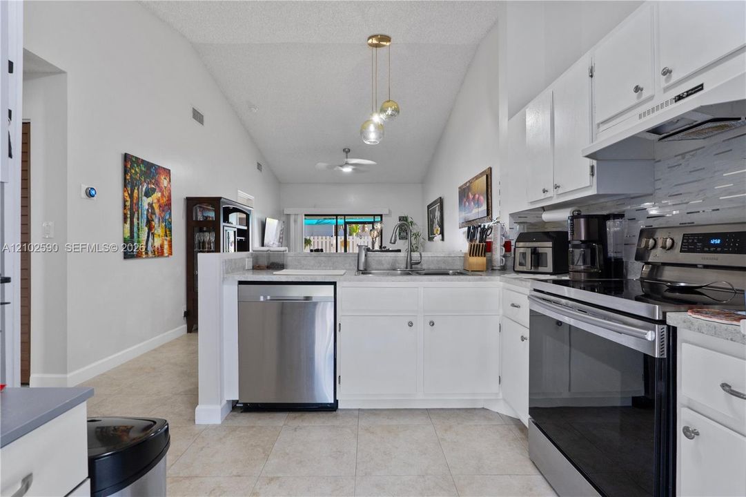 For Sale: $279,900 (2 beds, 2 baths, 1061 Square Feet)